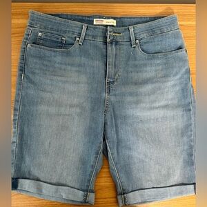 Signature Levi Strauss Bermuda Shorts Size 12 Light Wash Stretch Cuffed